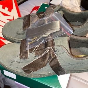 Suede olive green pumas